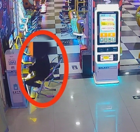 Người đàn ông "khôn lỏi", mua xu giả để lừa máy chơi game và cái kết