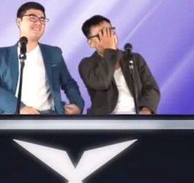 Hai BLV hàng đầu gặp sự cố lộ hậu trường "thiếu vải" ngay trên sóng livestream, người xem đứng hình