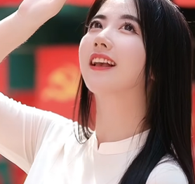 Cô giáo tiếng Nhật xuống phố, diện áo dài nhan sắc trong trẻo, fan nam muốn ngắm nàng thơ mãi không thôi!