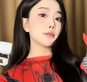 Cô gái xinh đẹp biến hình người nhện khoe vóc dáng, người xem "zoom" cận body vì một điểm "chướng"