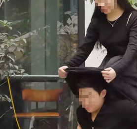 Video chàng trai núp trong váy bạn thân "viral", người xem thả cơn mưa phẫn nộ, chỉ trích sản phẩm nhảm nhí