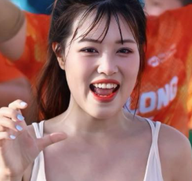 "Tỏa sáng" trên đường chạy, gái xinh đáp trả khi bị nói "làm màu"