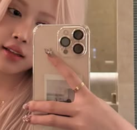 Nhan sắc được ví như "Rosé bản Việt" gái xinh vẫn bị dân tình "soi" chỉnh ảnh méo cả người qua đường