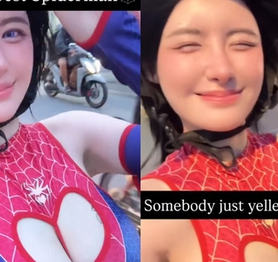 Hot girl hóa Spider Man, trải nghiệm dạo phố Việt đầy thích thú