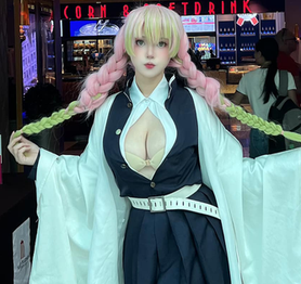 Cosplay ngay giữa trung tâm thương mại, hot girl trở thành tâm điểm chú ý của cộng đồng mạng
