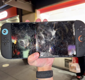 Mua máy chơi game giá gần 13 triệu rồi đập vỡ ngay tại cửa hàng, nam game thủ nhận cái kết đắng ngắt