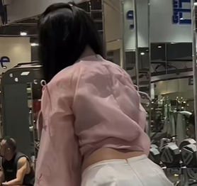 Nghỉ Tết nhưng không quên giữ dáng, nữ gymer khiến người xem "choáng" khi mặc áo dài "quẩy" ở phòng tập