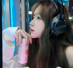 1800 ngày chơi game bằng chân, cơ thể nữ streamer biến dạng kinh hoàng