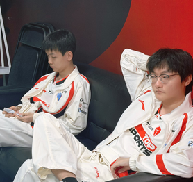 Đặt chuyện về đàn em, cựu vương CKTG nhận cái kết đắng