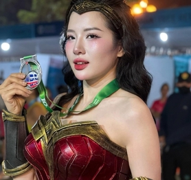 Ngắm "nữ thần chạy bộ" hóa thân Wonder Woman