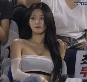 Xuất hiện hot girl "nữ thần" tại sân vận động, CĐM truy lùng danh tính rồi phát hiện sự thật gây lạnh gáy