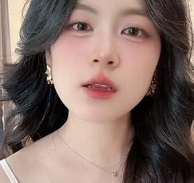 "Mất tập trung" trước biểu cảm nũng nịu hút hồn của cô giáo hotgirl xinh đẹp