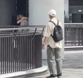 Nụ hôn kéo dài giữa thành phố của cặp đôi trẻ khiến dân mạng tranh cãi