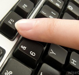 Đừng bấm Refresh trên máy tính nữa, nó không làm máy chạy nhanh hơn đâu!