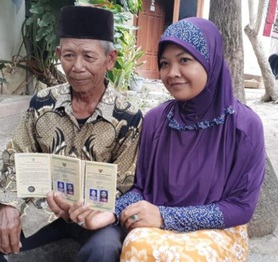 Cô gái 28 tuổi kết hôn với ông già 70 chỉ 4 tháng sau lần gặp đầu, ai cũng nghĩ là hám tiền cho tới khi biết được của hồi môn