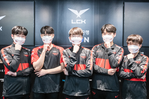 Faker cầm Kai'Sa lao vào giữa KDF 