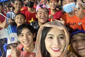 Nữ streamer Việt từng nhận các chỉ trích được fan hâm mộ nam quốc tế vây bí mật xin chụp hình