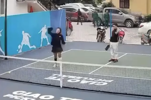 Lộn xộn trên sân pickleball, cô gái bị bóng trúng mặt, giận dỗi "ném vợt" nhận nhiều chỉ trích