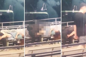 Cặp đôi "thân mật" trên ghế bị người đi đường dùng điện thoại ghi hình và thông báo từ chính quyền