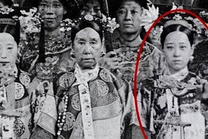 Bộ ảnh hiếm chụp thời nhà Thanh hơn 100 năm trước: Ngỡ ngàng trước nhan sắc giai nhân đứng cạnh Từ Hi Thái hậu