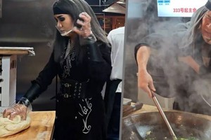 Trải nghiệm ẩm thực võ hiệp có 1-0-2, nhân viên cosplay Hoàng Dung bưng bê, Mai Siêu Phong nhồi bột gây sốt