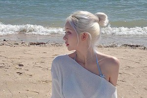 Diện đồ xuyên thấu khi đi sự kiện, hot girl Hàn Quốc khiến cư dân mạng bùng nổ khi đổi sang bikini