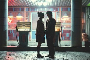 Bí mật đằng sau cảnh nóng phim Sex Education: Dàn diễn viên phải cùng nhau làm 1 điều trước khi quay