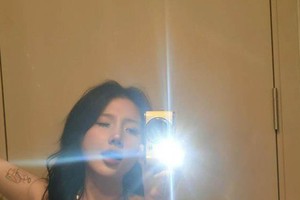 Hot girl diện chiếc váy táo bạo làm fan say nắng