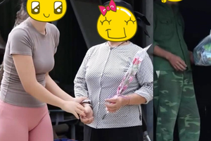 Hình ảnh cô gái mặc quần tập gym bó sát đi từ thiện gây tranh cãi