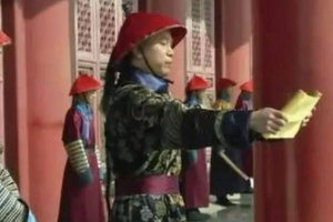 Cú lừa của phim ảnh: Thái giám phần lớn mù chữ nhưng luôn là người đọc chiếu chỉ