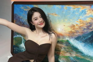 Bị chỉ trích “khoe thân”, nữ hoạ sĩ xinh đẹp lên tiếng phản pháo mạnh mẽ