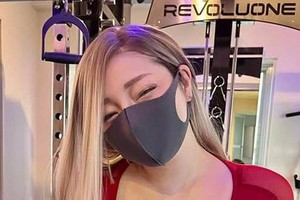 Nữ PT Nhật Bản khiến fan ngỡ ngàng vì những bài tập gây tranh cãi