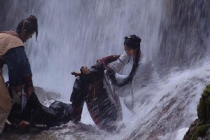 Rùng mình cảnh Lưu Diệc Phi bị thác nước cuốn trôi, 1 tài tử hạng A liều mình nhảy xuống cứu mạng