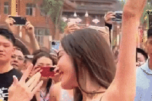 8 triệu người tìm xem mỹ nhân đẹp nhất Tân Cương được Thiên vương đình đám xin chụp ảnh cùng