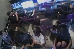 Quá cay cú, nam game thủ thẳng tay ném hỏng màn hình máy tính tiệm Net