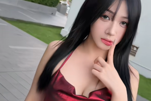 Ngược trend "váy xanh", Trần Hà Linh chơi hẳn "váy đỏ" khiến người xem mê mệt