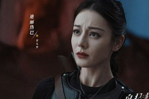 Nhìn cặp lông mày của Địch Lệ Nhiệt Ba mà thấy xấu hổ vô cùng