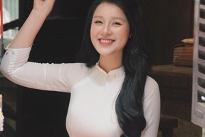 Cô giáo hot girl rạng rỡ trong tà áo dài mừng Đại lễ 30/4