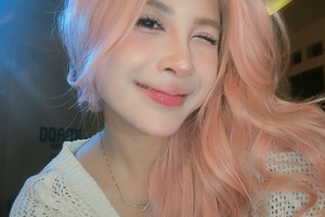 Chẳng diện đồ hở bạo, nữ streamer vẫn khiến fan nam ngẩn ngơ, ví như Seraphine đời thực
