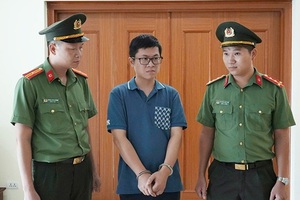 Bắt 2 "ông trùm" 8X dùng công nghệ cao điều hành gần 400 website "phim đen", phát tán hơn 22.000 clip đồi trụy