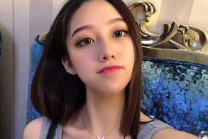 Mặc áo có cổ quá rộng, nữ streamer bất ngờ lộ khoảnh khắc "hớ hênh" khi lên sóng, CĐM chỉ trích mạnh mẽ