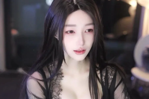 Nữ streamer nhảy gợi cảm trên live, fan lập tức dè bỉu, coi thường ra mặt vì động tác quá... chuyên nghiệp