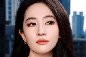 Lưu Diệc Phi lộ nhân cách thật khi bị phóng viên sàm sỡ giữa họp báo