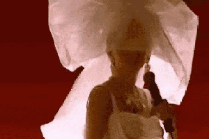 Không tin nổi: Mẹ già 102 tuổi của nữ diva đình đám quyết “bào” con gái quá cố đến tận cùng