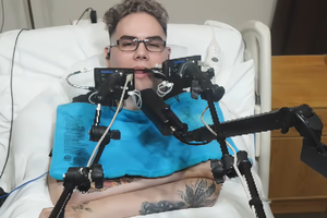 Gặp tai nạn bị liệt tứ chi, nam game thủ vẫn "bắn" Call of Duty cực đỉnh khiến người xem trầm trồ