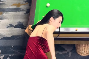 Trổ tài bắn bida không cần nhìn, hot girl lập tức hút cả triệu view