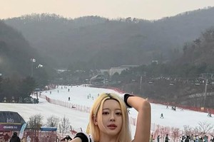 Bất chấp mùa đông, hot girl diện bikini thậm chí “cosplay bà tưng” khoe dáng dưới trời tuyết