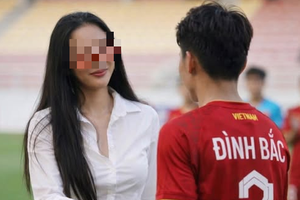 "Chế ảnh" chụp hình chung với cầu thủ Đình Bắc, hot girl bất ngờ bị CĐM chỉ trích dữ dội