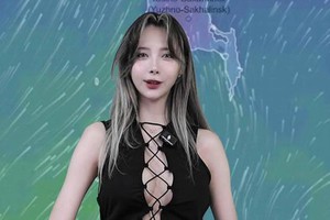 Hot girl hóa thân "cô gái thời tiết" nhưng bất ngờ gặp sự cố trang phục