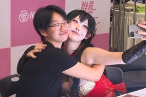 Đi fan meeting, được idol "hôn" công khai giữa thanh thiên bạch nhật, màn tương tác khiến CĐM dậy sóng tranh cãi